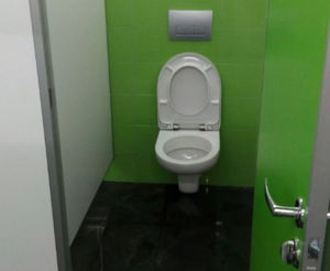 Подвесной унитаз в общественном туалете.
